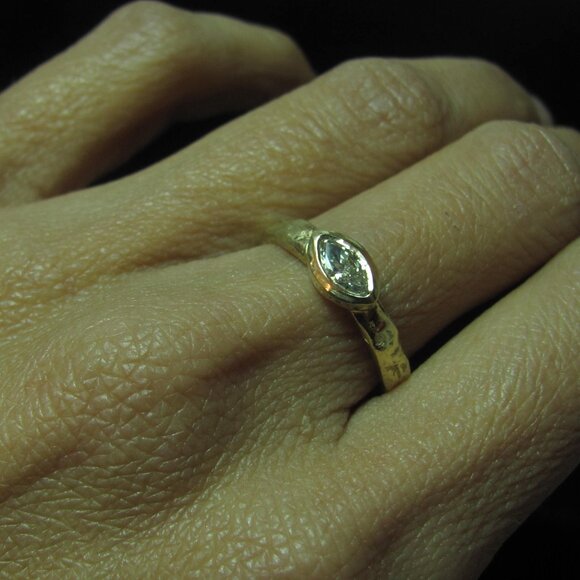 Engagement ring. 14K solid Yellow gold ring set with 0.25ct Marquise diamond. - Picture 9 of 9